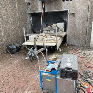 Ein Anhänger, der viel Bauschutt trägt.