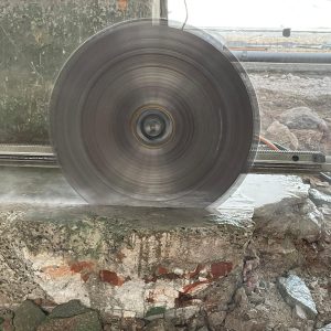 Sägeblatt schneidet Stein